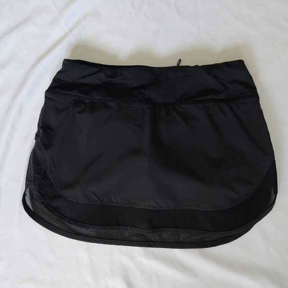lululemon athletica Dresses & Skirts - Lululemon Hotty Hot Black Skirt With Blash Mesh & Lining- Women's Size 4
